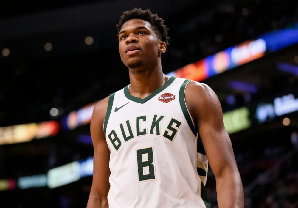 迈尔斯·特纳加盟密尔沃基雄鹿